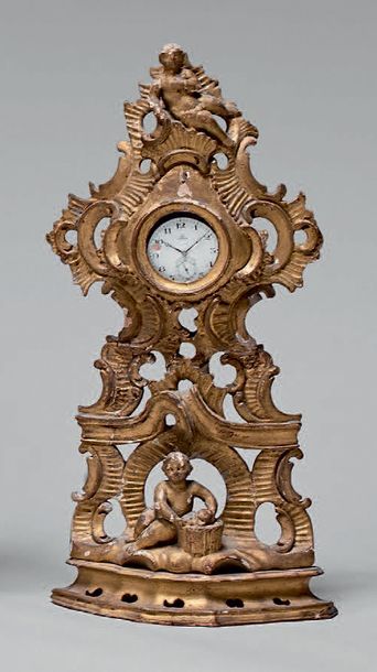 Null Porte-montre en bois doré sculpté de putti dans un décor rocaille.
Époque L&hellip;