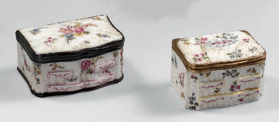 MENNECY Deux boîtes en forme de commode.
XVIIIe siècle.
(Réparations).