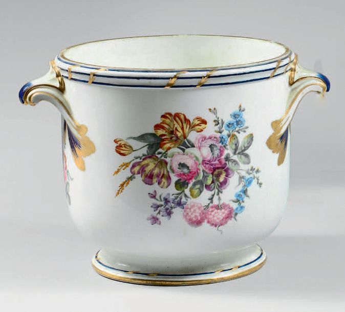 SÈVRES Seau à bouteilles à décor polychrome de fleurs, peignés et filets sur les&hellip;