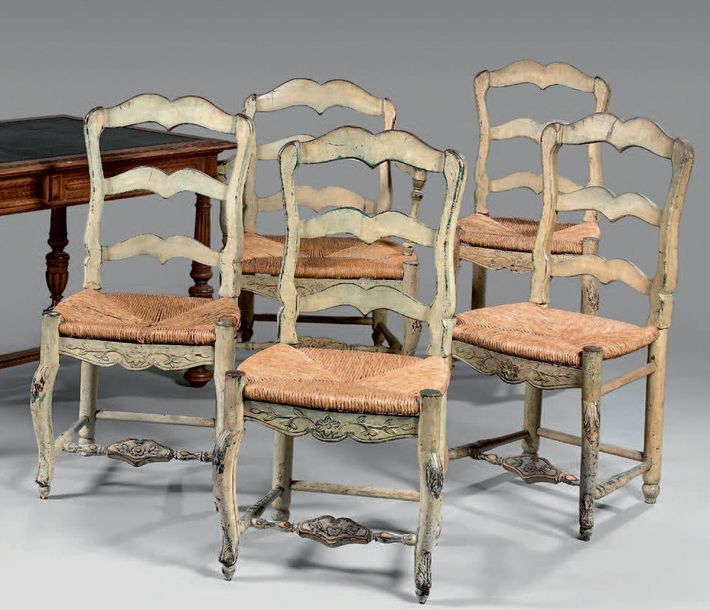 Null Suite de quatre fauteuils et quatre chaises paillées en bois laqué crème et&hellip;