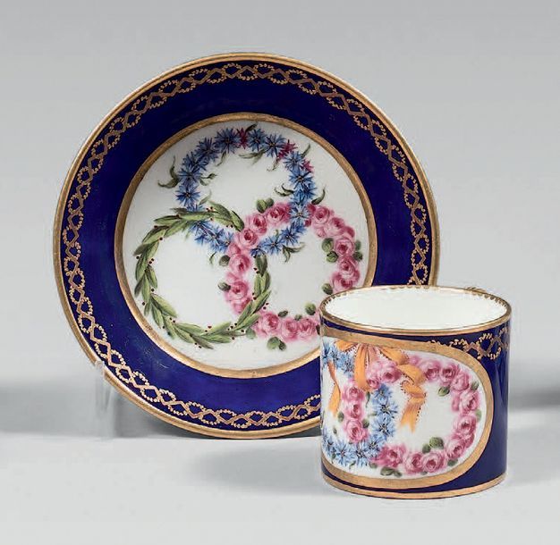 SÈVRES Tasse litron à décor de guirlandes de feuillages et fleurs sur fond «bleu&hellip;