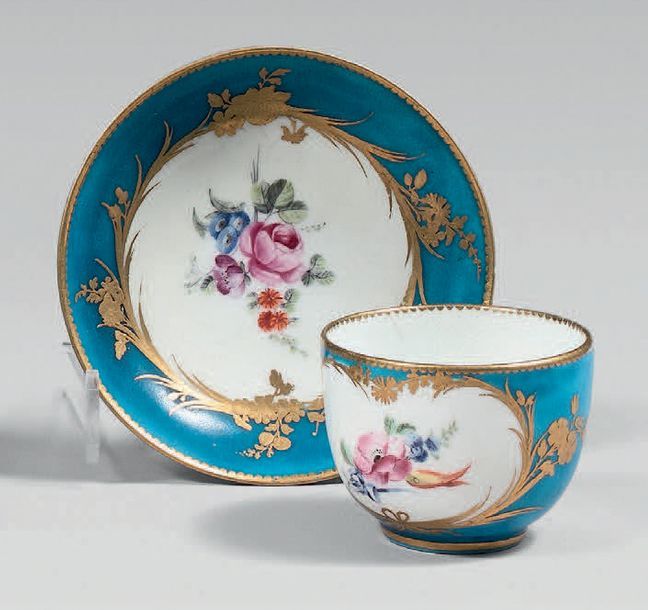 SÈVRES Petite tasse et sa sous-tasse à décor de petites fleurs sur fond «bleu cé&hellip;