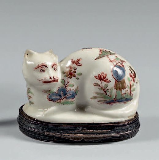 SAINT-CLOUD Boîte en forme de chat à décor polychrome.
XVIIIe siècle. (Couvercle&hellip;