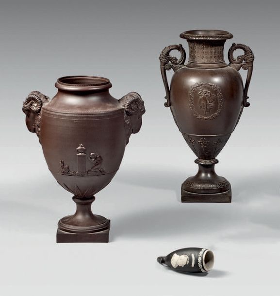 SARREGUEMINES Ensemble de trois vases à piédouche fond brun foncé, décorés en lé&hellip;