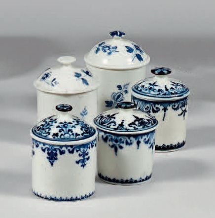 Mennecy et Saint-Cloud Cinq pots à pommade couverts à décor en camaïeu bleu de f&hellip;