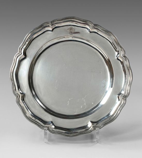 Null Round silver dish with fillets and contours, the marli engraved with an E (&hellip;