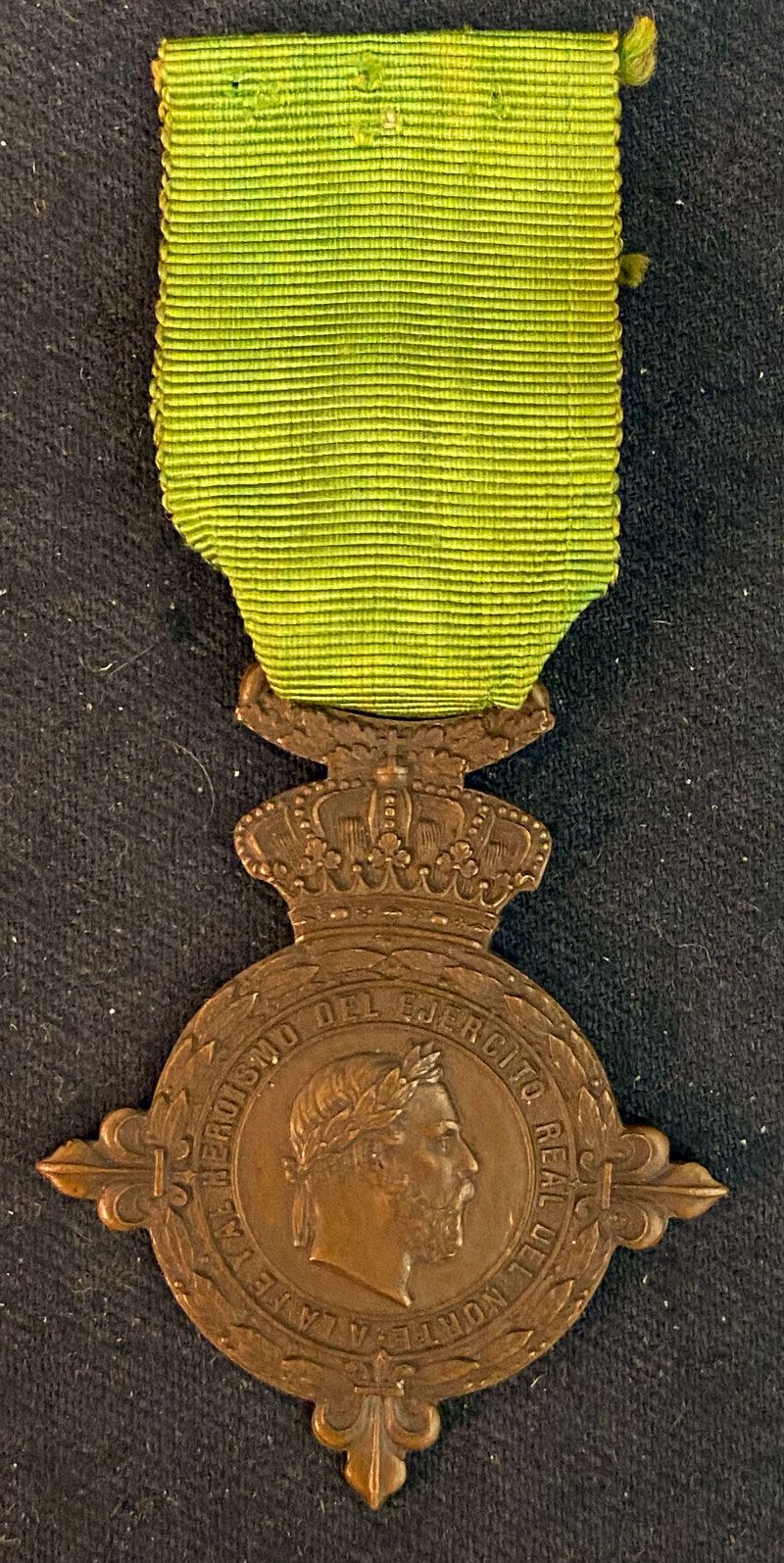 Null 西班牙-卡利斯主义，被称为 "Somorrostro "的Vizcaya战役奖章，1874年，铜制，装饰有三个小百合花的镂空和摆成十字架，冠以皇家皇冠&hellip;