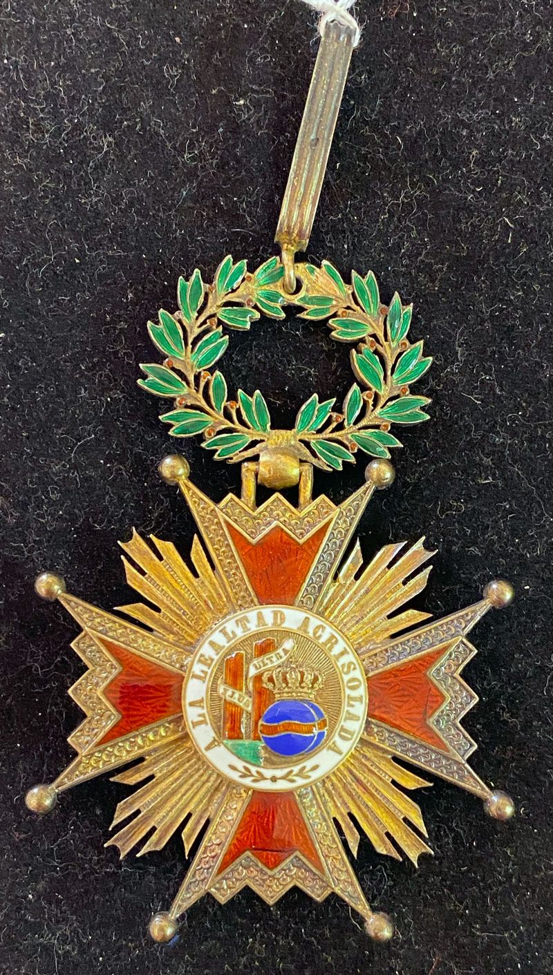 Null 西班牙-天主教伊莎贝尔勋章，镀金和珐琅的指挥官珠宝，野猪头标志，完整的领带。
77 x 54 mm
法国，19世纪末。
TTB