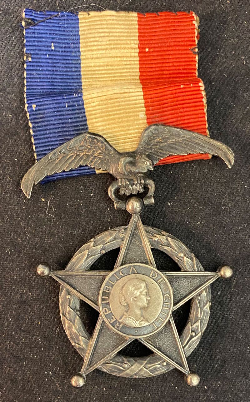 Null 智利--功绩勋章，创建于1906年，1929年改为功绩勋章，银星，三色丝带。
56 x 42 mm
法国，20世纪初。
TTB