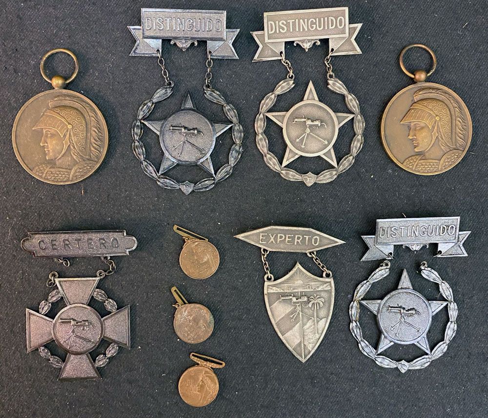 Null Cuba - Lot of ten: two patinated bronze "Patria-Honneur-Devoir" medals show&hellip;