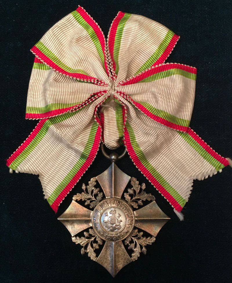Null 保加利亚--1891年成立的公民功绩勋章，镀银铜质勋章，带丝带蝴蝶结的女性勋章。
50 x 46 mm
奥地利，20世纪初。
TTB to SUP