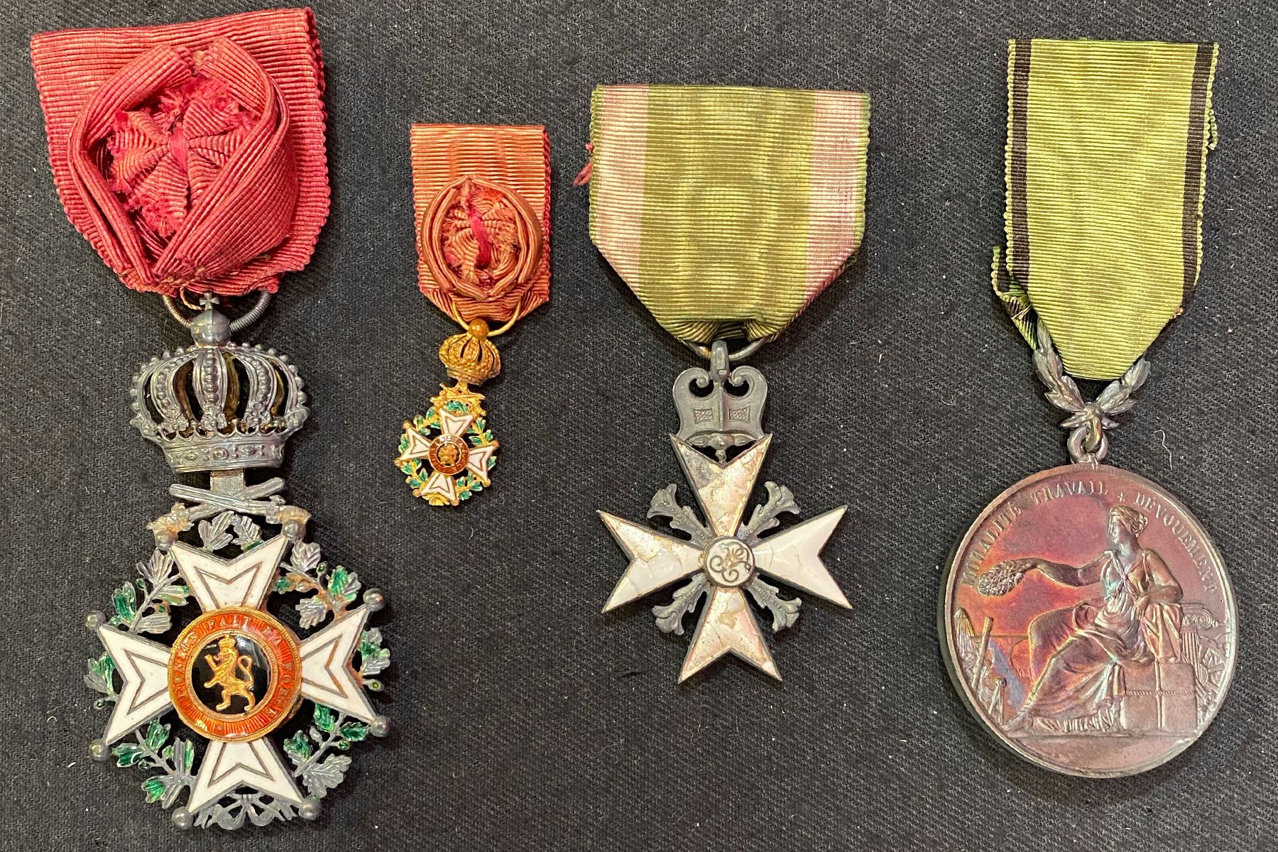 Null Belgique - Ordre de Léopold, lot de quatre : une croix de chevalier à titre&hellip;