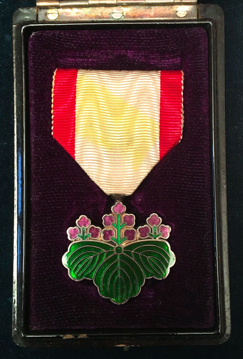 Null 日本 - 旭日勋章，成立于1875年，第七级银质和珐琅徽章，发黄的丝带。装在原漆木箱中。
33 x 31,5 mm
日本，20世纪前三分之一。
TTB
