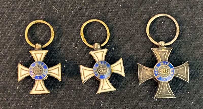Null 德国，普鲁士王国--普鲁士王室勋章，成立于1861年，一套三个微型模型：两个镀金和珐琅的骑士（11.5毫米）；一个银质的勋章十字架，中间是镀金和珐琅，&hellip;