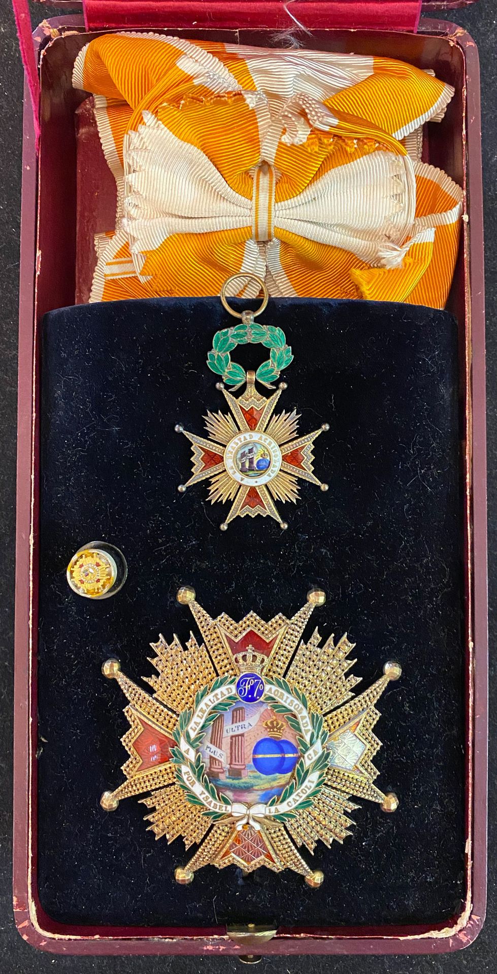 Null 西班牙 - 天主教伊莎贝尔勋章，成立于1815年，一套大十字勋章包括鎏金和珐琅的小宝石和鎏金牌匾（两个分支的储备有缺口和缺失），由拨动针和两个侧钩固定&hellip;
