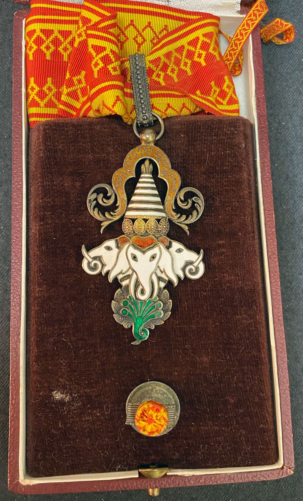 Null 老挝 - 百万象和白伞勋章，成立于1909年，指挥官的珠宝，镀金和珐琅，野猪头和Lemaitre的标记，完整的领带，玫瑰花，在一个箱子里，签署Arth&hellip;