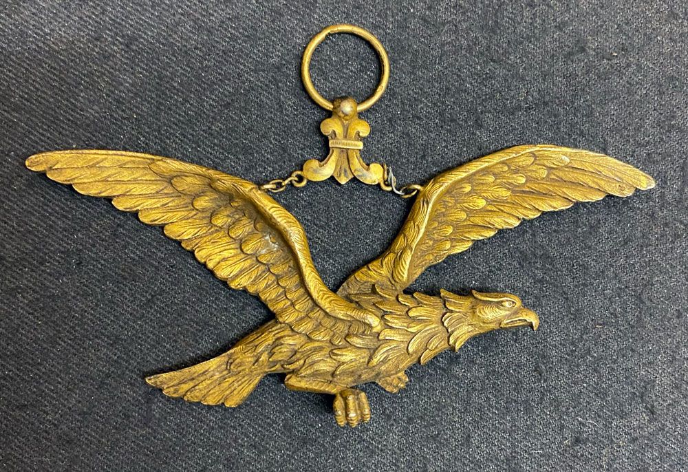 Null 阿尔巴尼亚 - 勇敢勋章，成立于1928年，二级镀金珠宝，野猪头标志（缺少月桂花环，链子脱落），没有丝带。
95 x 47 mm
法国，战时时期。
虽&hellip;