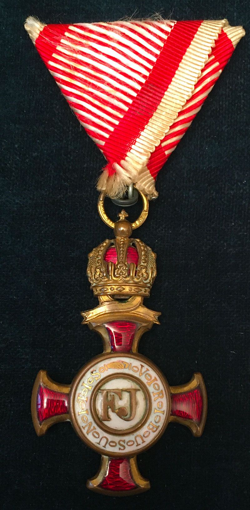 Null 奥地利 - 民事功勋十字勋章，成立于1850年，带皇冠的金质十字勋章，镀金青铜和珐琅，星形标记，来自维也纳的威廉-昆茨家族，战功绶带。
59,5 x &hellip;