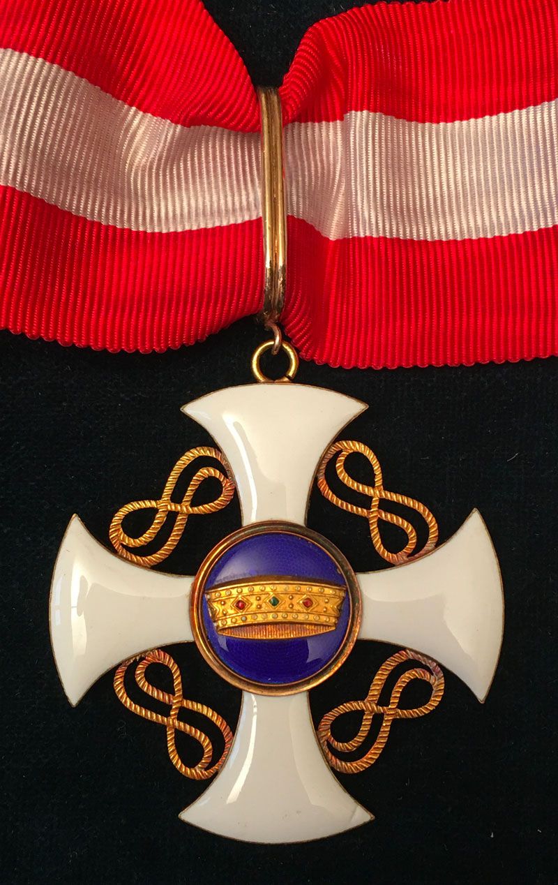 Null 意大利 - 意大利王冠勋章，成立于1868年，金质和珐琅质指挥官珠宝（一处有微小缺陷），未装裱领带。
55 x 50 mm，毛重：20.8 g
意大利&hellip;