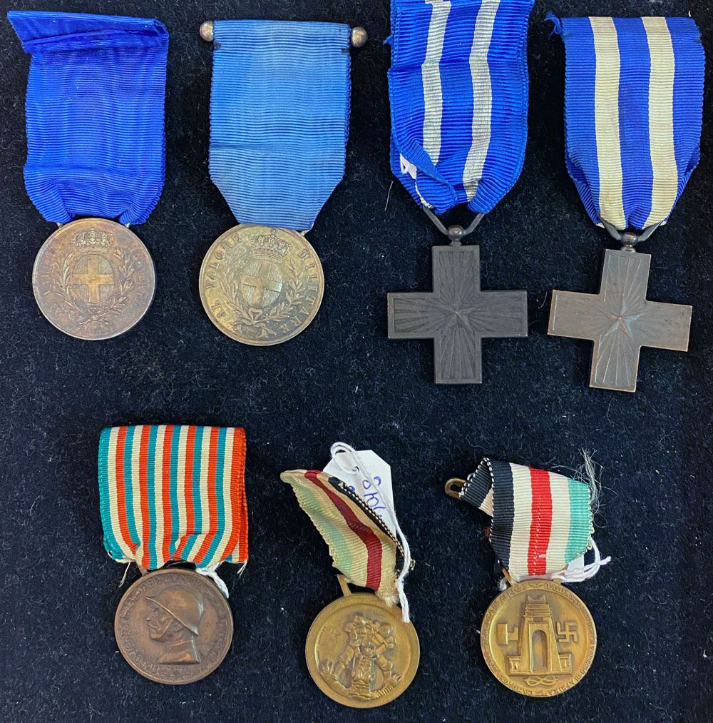 Null Italy - Lot of seven: two silver medals of military valour without attribut&hellip;