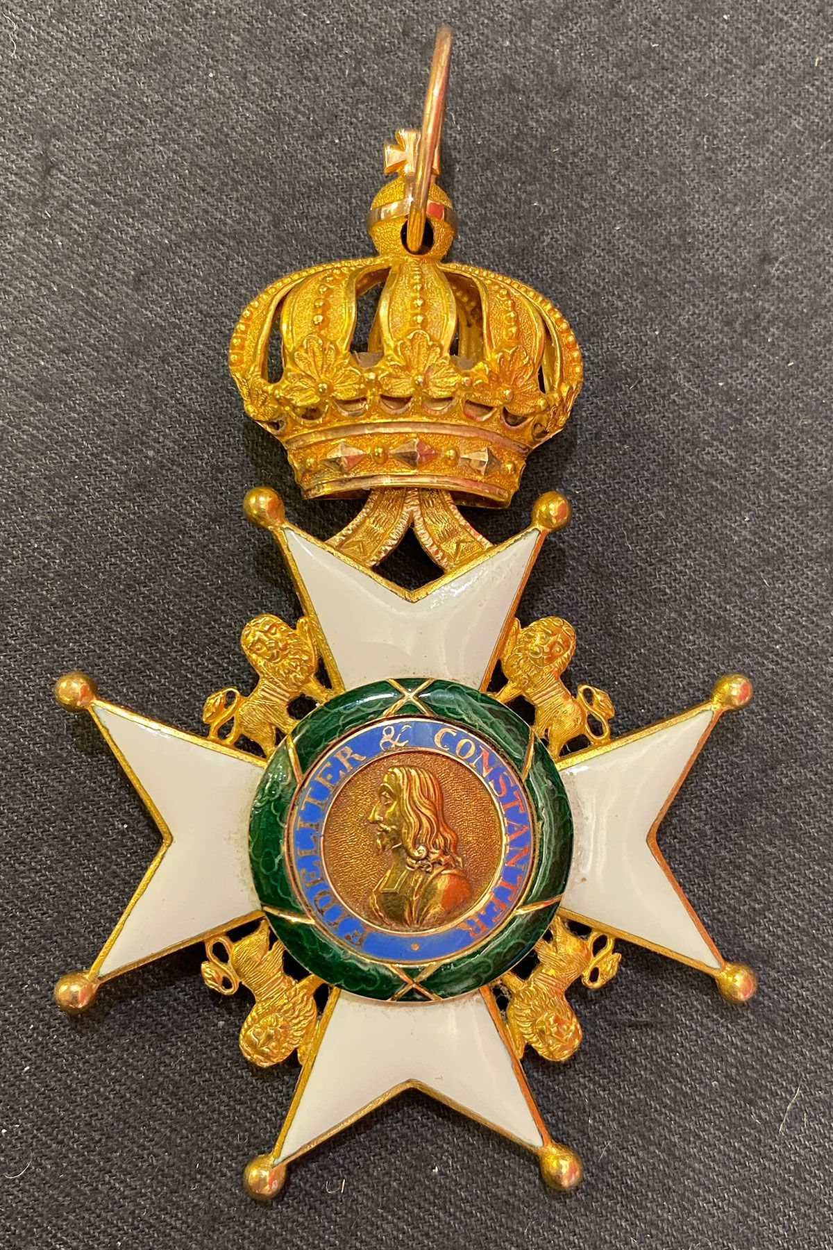 Null 德国，萨克森公国 - 欧内斯特家族勋章，成立于1833年，指挥官十字勋章的第二款，1864年后，黄金和珐琅，正面中心为三部分，背面为四部分（绿色珐琅中&hellip;