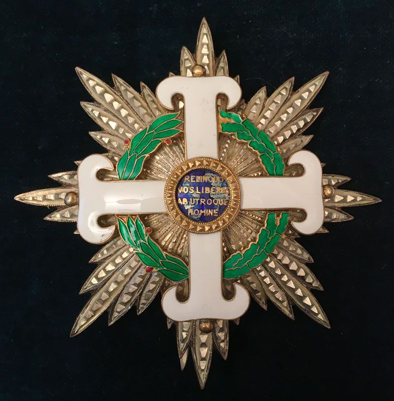 Null 意大利，圣马力诺共和国 - 圣马力诺马术骑士团，成立于1859年，钻石切割的银质大军官牌，十字架是珐琅彩的vermeil（图例下有缺口），用拨动针固定&hellip;