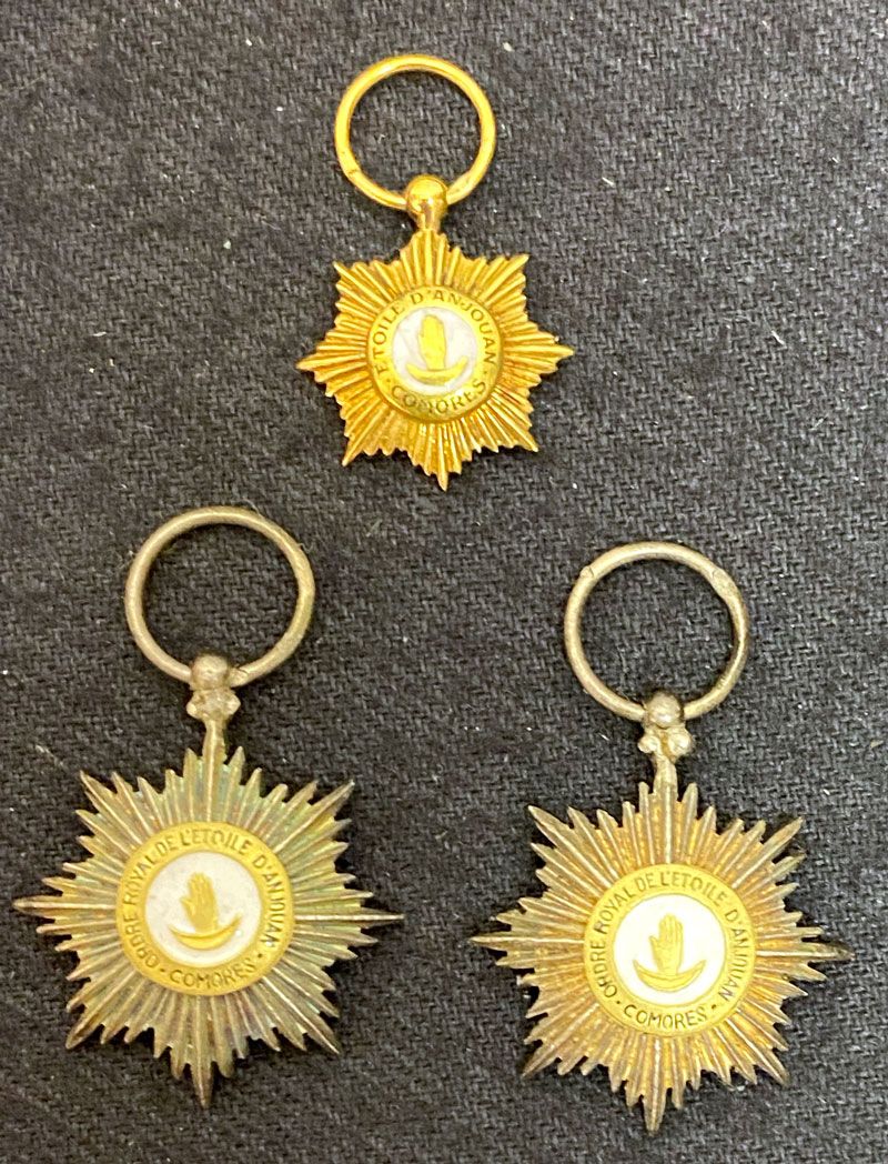 Null 科摩罗-昂儒昂之星勋章，成立于1874年，1896年并入法国殖民地勋章，一套三枚：一枚金质和珐琅，鹰头标志（15 x 13毫米，1.7克），两枚银质和&hellip;