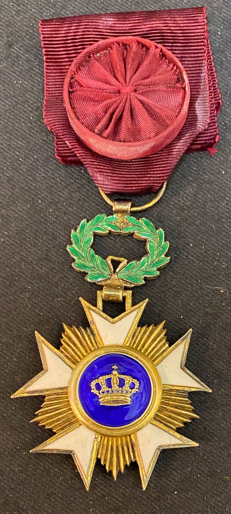 Null 比利时-王冠勋章，成立于1897年，镀金和珐琅的军官之星，染色玫瑰花带。
64 x 43 mm
比利时，20世纪初。
TTB