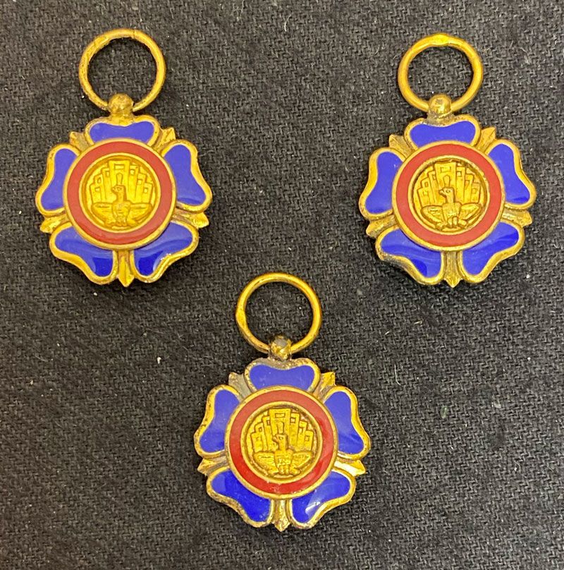 Null 缅甸--缅甸联盟勋章，成立于1948年，三枚蓝色珐琅彩镀金勋章的缩影，蟹纹，无绶带。
18 x 16 mm
法国，20世纪后三分之一。
TTB to &hellip;