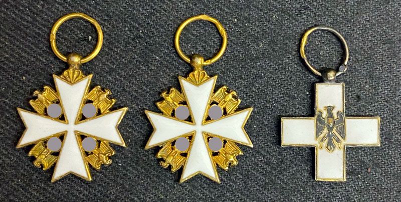 Null 德国 - 一批三件镀金和珐琅的微型模型，野猪头标志：两件是1937年成立的德国雄鹰勋章（19 x 16毫米），一件是第二类红十字荣誉勋章（1934-1&hellip;
