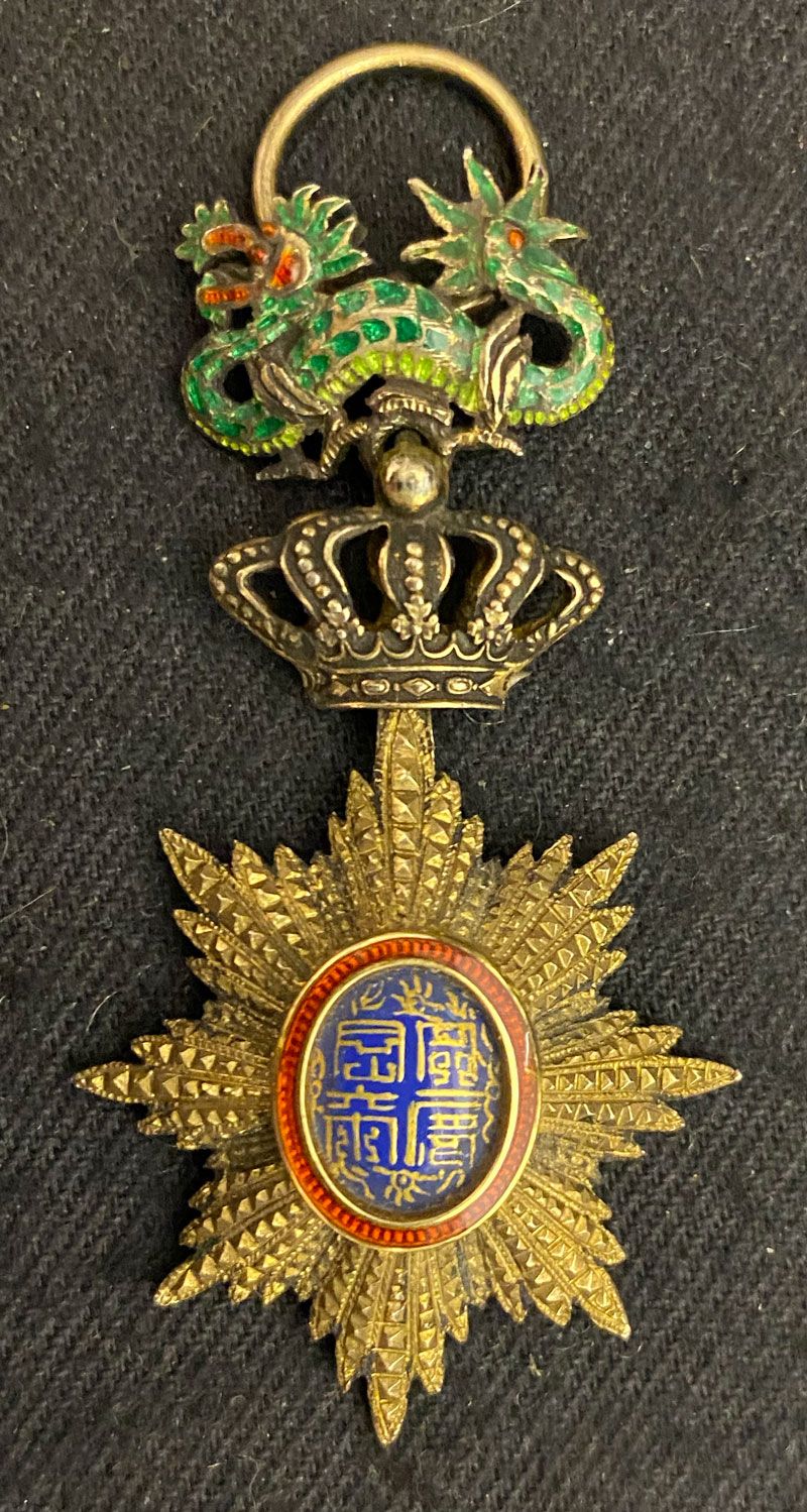 Null Annam - 龙之勋章，半大小的军官珠宝，用钻石点加工的vermeil，中心是珐琅质的黄金，没有丝带。
51 x 27,5 mm
法国，20世纪初。&hellip;