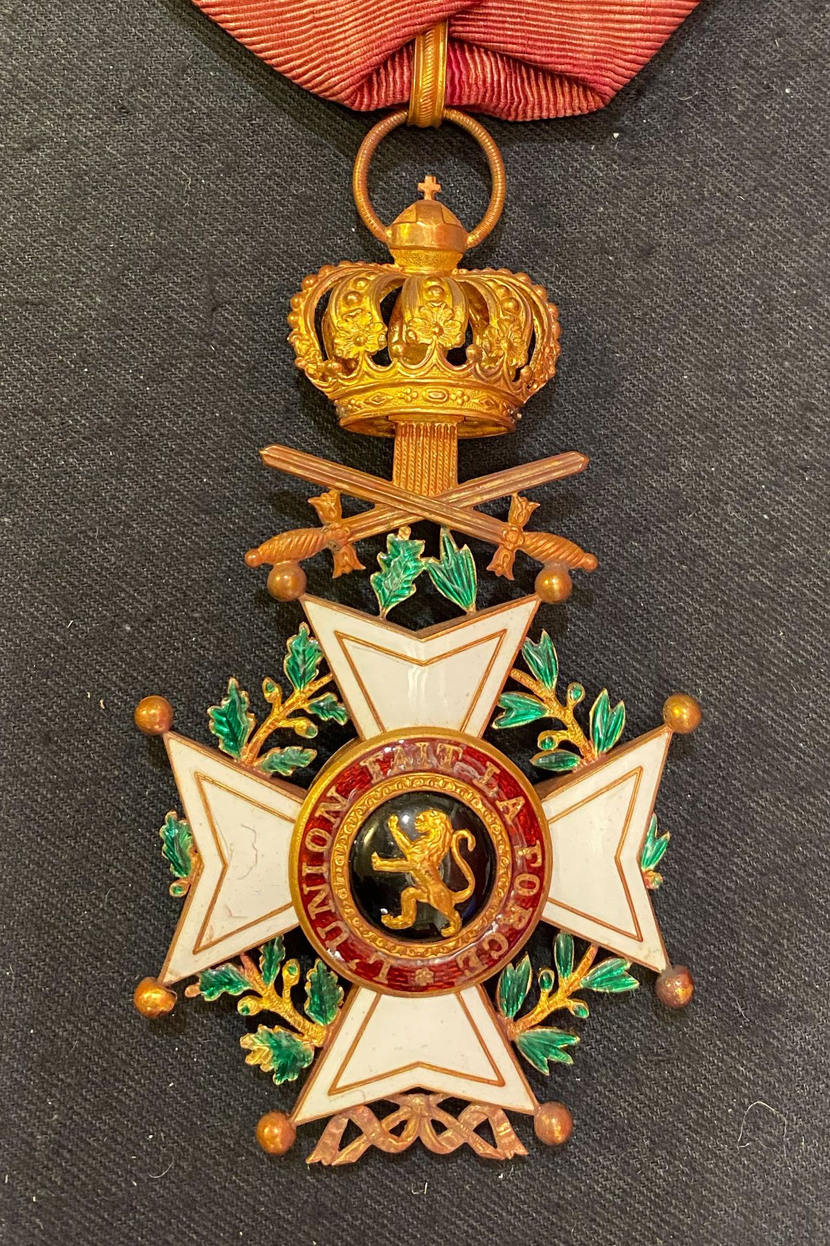 Null 比利时--利奥波德勋章，成立于1833年，指挥官十字勋章，带有军衔，制造者是金匠C.J. Buls，黄金和珐琅，正面中心为四部分，狮子无冠，背面为两部&hellip;