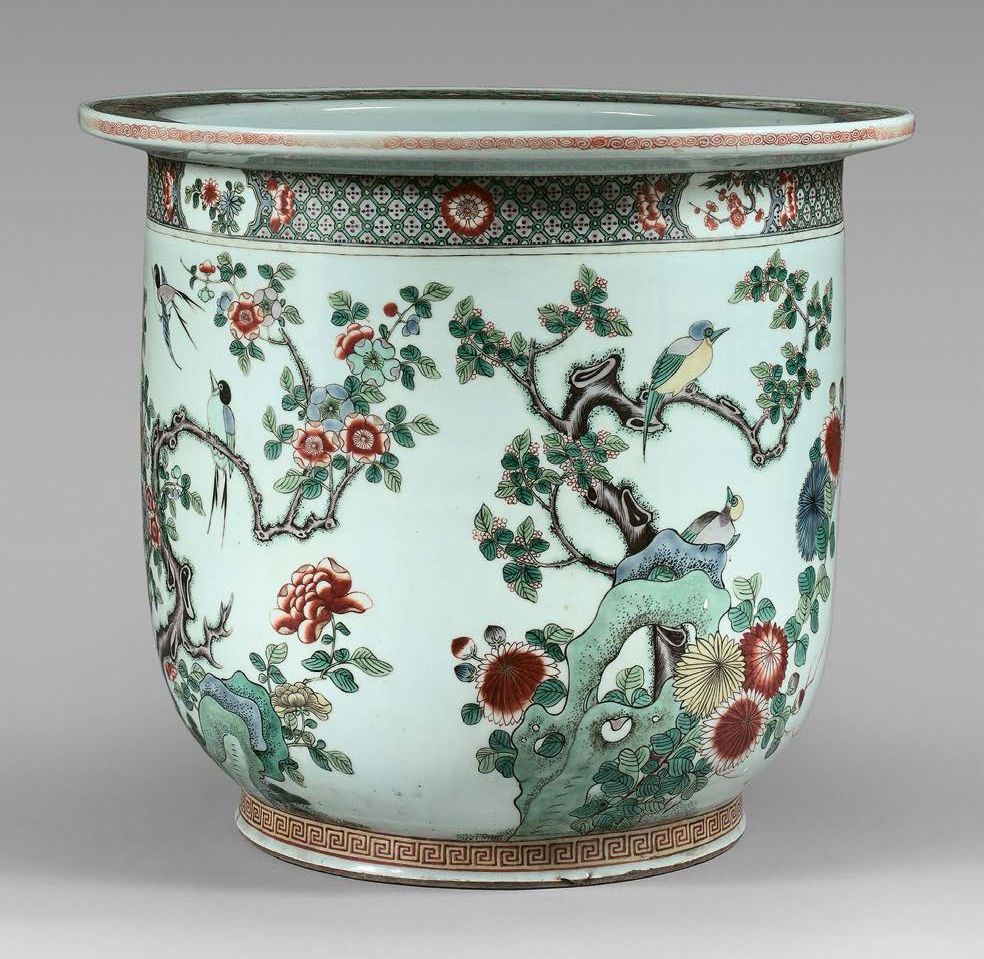 Null Large Chinese porcelain cachepot decorated with birds and polychrome branch&hellip;