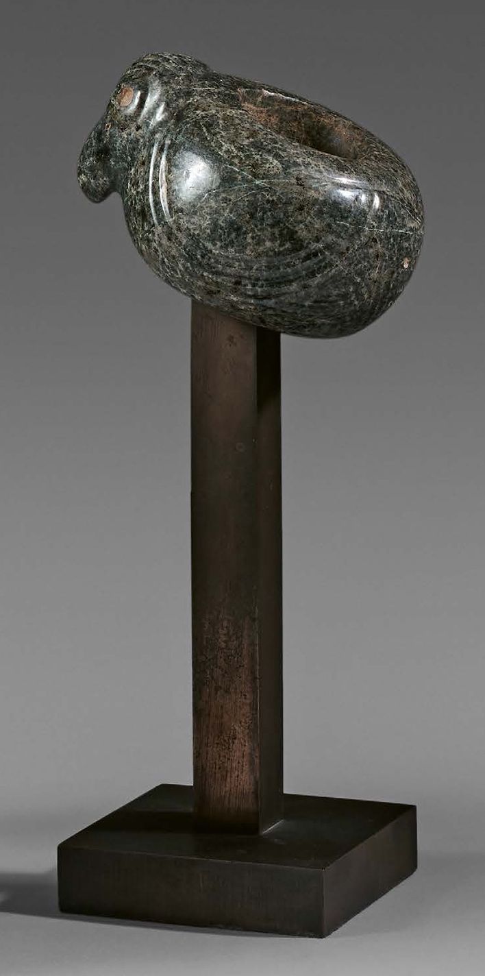 Null 饰有鸟头的拼图。
哥斯达黎加瓜纳卡斯特省的尼科亚文化。
最近的第四时期，公元前100年-公元500年
绿石。
高度：5.5厘米-长度：9.5厘米
出处&hellip;