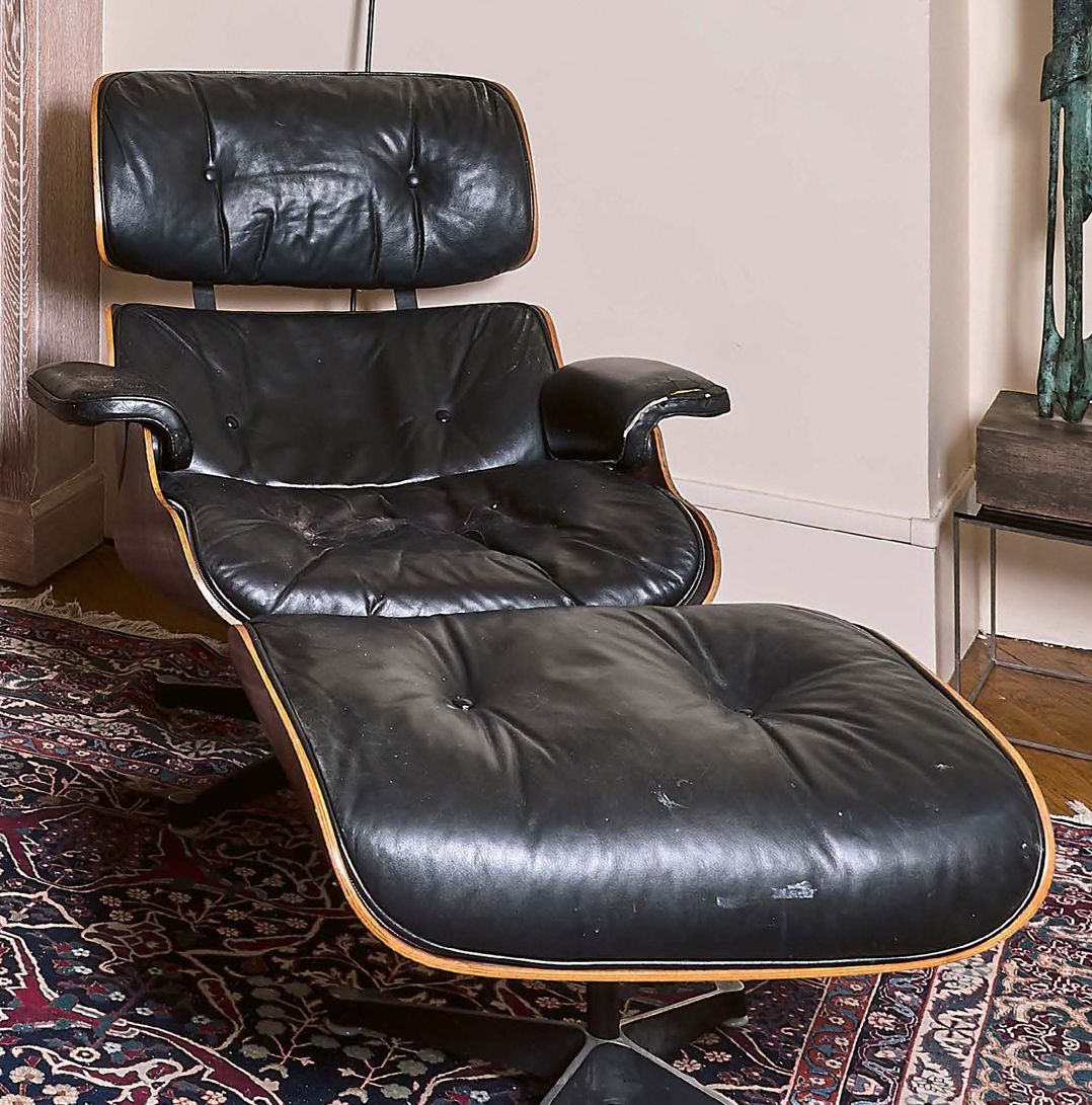 Charles (1907-1978) & Ray EAMES (1913-1988) 黑色漆面铝制框架的休闲椅和其脚踏板。座椅和靠背用黑色皮革包覆。
，有出版&hellip;