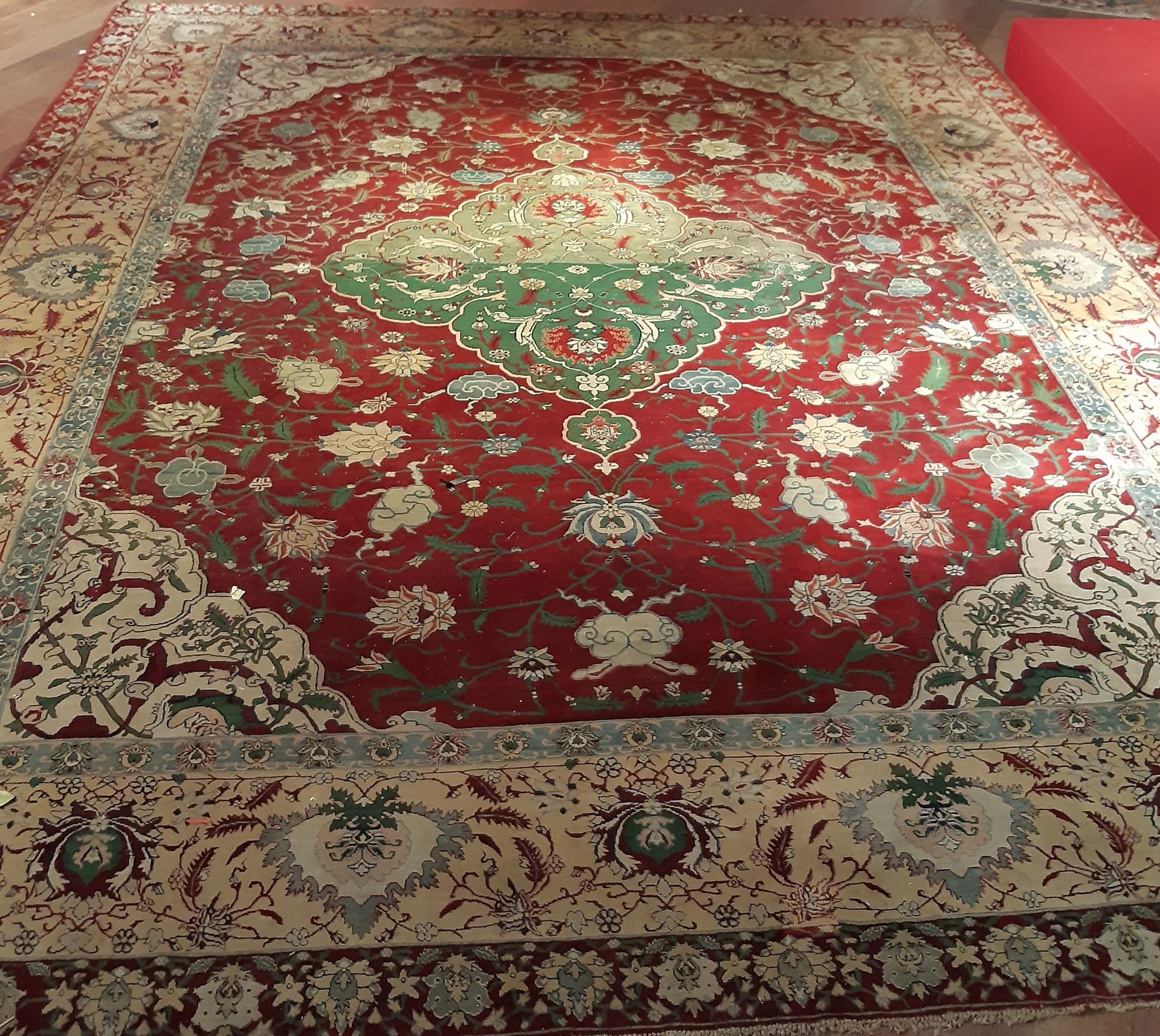 Null Large carpet decorated with a green polylobed medallion on a red background&hellip;