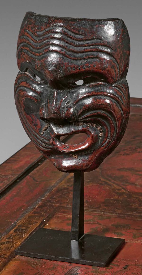 JAPON - Fin de l'époque Edo (1603-1868) 红黑漆木质面具，人物面无表情，额头有皱纹。
 （事故和修复，胡须丢失）。
高度 &hellip;