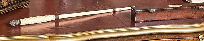 Null Mahogany case containing a dismountable three-part turned ivory rod.
Silver&hellip;