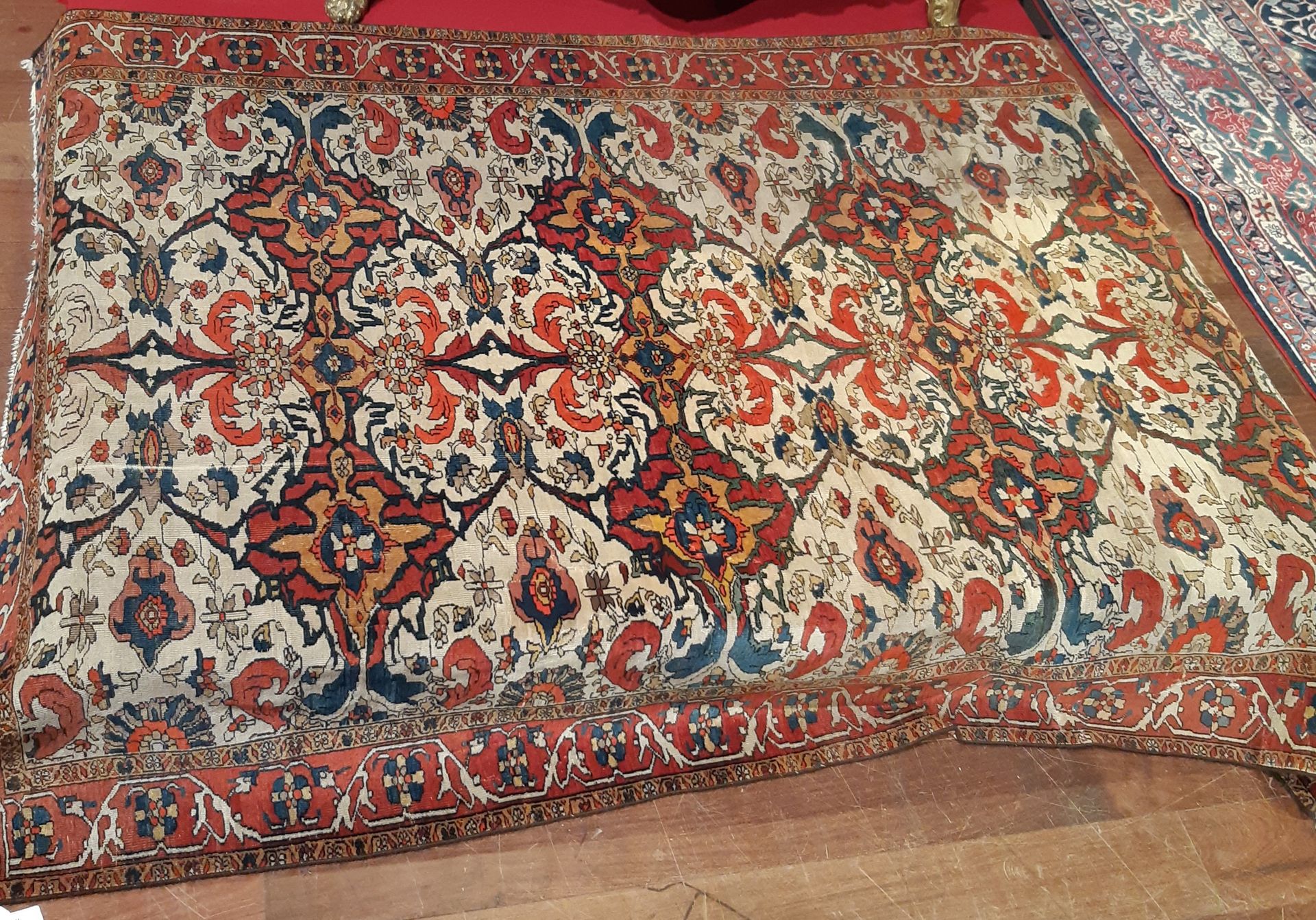 Null 波斯地毯上装饰着白色背景上的风格化树叶卷轴。两条辫子之间有红色背景的边框。
 （磨损，稍微缩短）。
长度 : 186 cm
宽度 : 130 cm