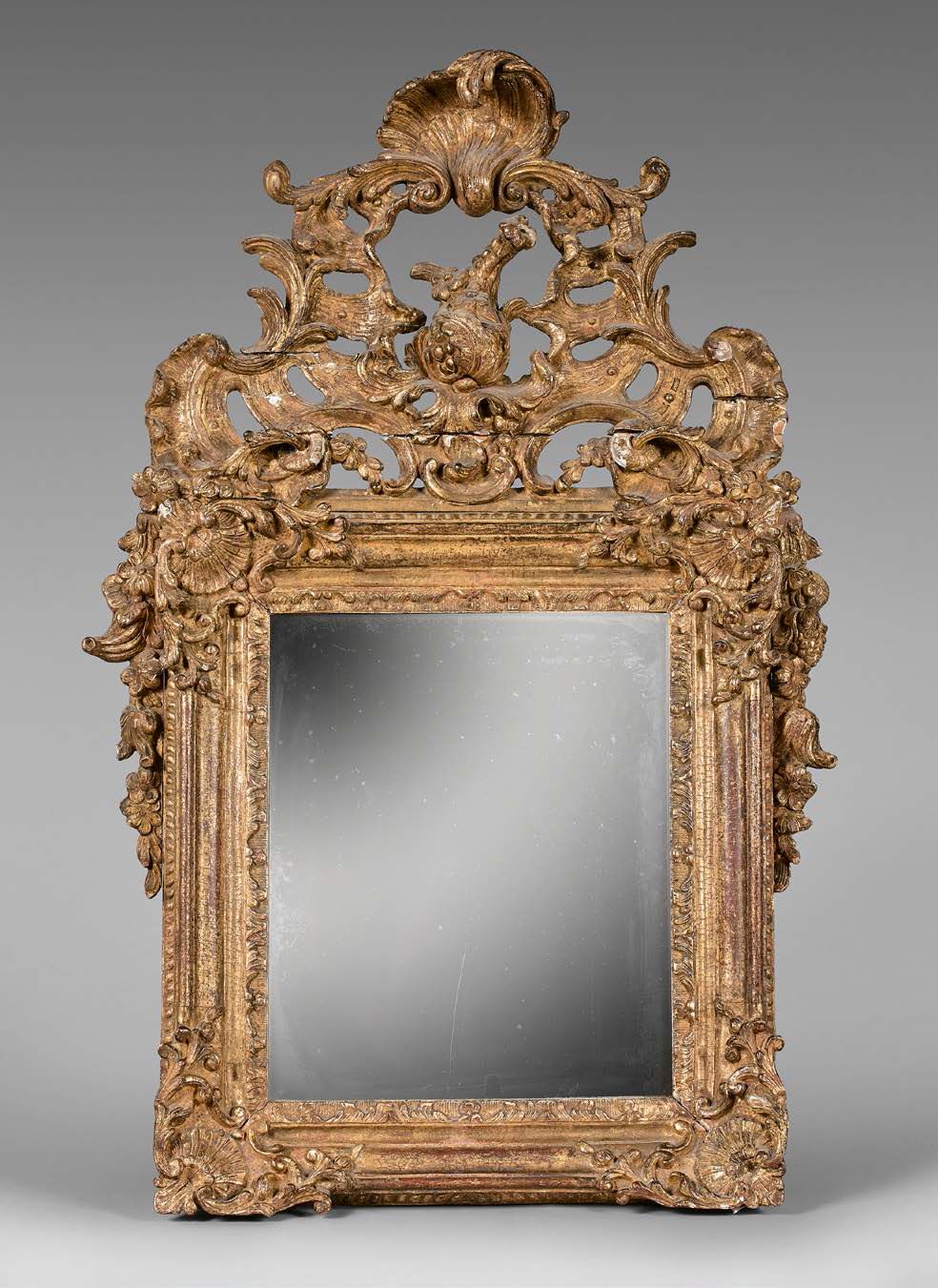 Null Miroir dans un encadrement en bois doré à fronton ajouré sculpté d'une gren&hellip;