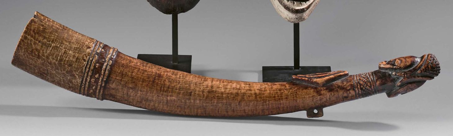 Null Tsogho Olifant, Gabon.
Ivory with honey patina.
Length : 52 cm
Carved at th&hellip;