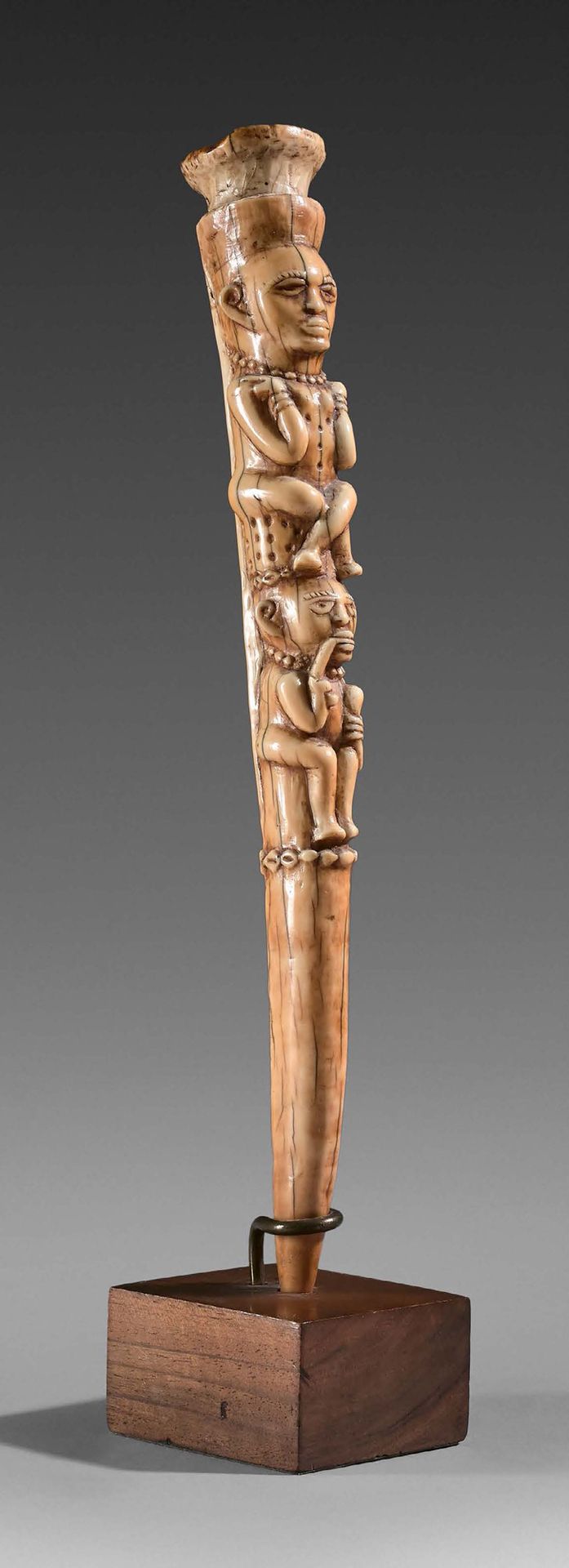 Null Kongo Yombe mwavala权杖，刚果民主共和国
。
蜂蜜色的象牙。
19-20世纪前三分之一。
高度：24厘米
Yombe权杖的质量很好，&hellip;