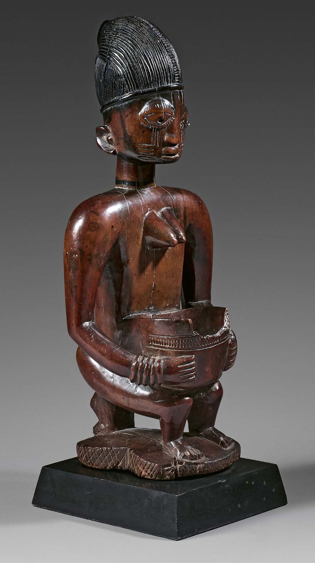 Null Yoruba Cupbearer, Nigeria.
硬木，有光泽的棕色铜锈，黑色颜料，有碱液蓝的痕迹，金属。
 （事故）。
高度：33厘米
约鲁巴人&hellip;