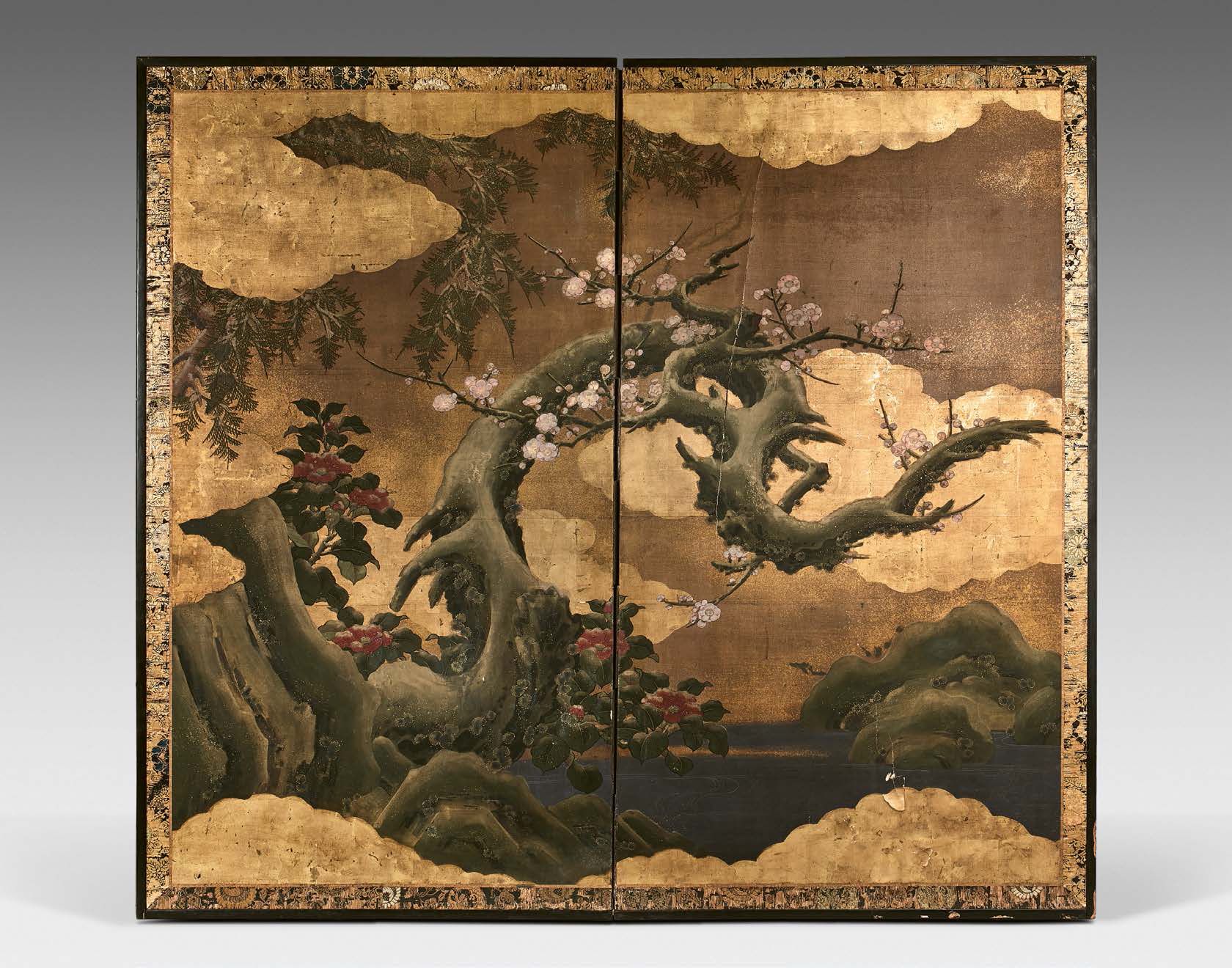 JAPON - Époque Edo (1603-1868), XVIIIe siècle 屏风上有两片叶子，金色背景的多色墨水，梅花树枝和云中的牡丹。
 （事&hellip;