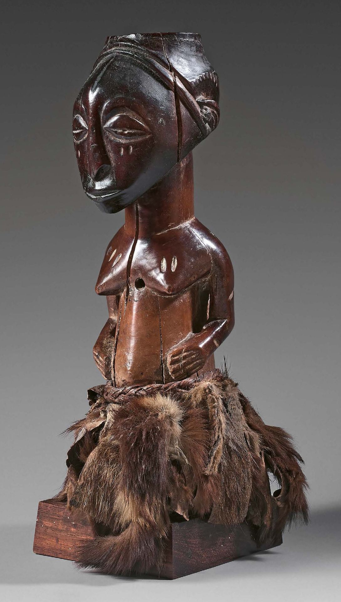 Null Nkishi Songye拜物教，刚果民主共和国。

 有棕色到黑色光泽的木头，植物纤维，生皮。
 （事故）。
20世纪前三分之一。
高度：25厘米
&hellip;