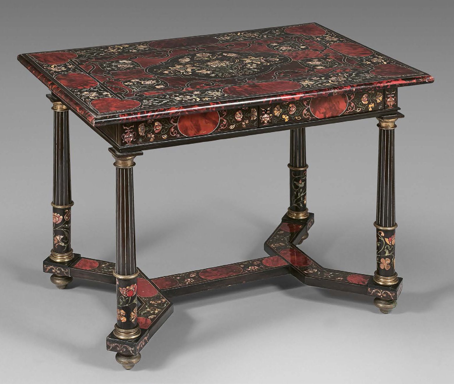 Null 桌子上有几何装饰，在乌木和发黑的木头背景上嵌有玳瑁、scagliole、珍珠母和象牙细丝，打开后有一个抽屉。柱脚由H型支架连接。
部分是17世纪的荷兰&hellip;