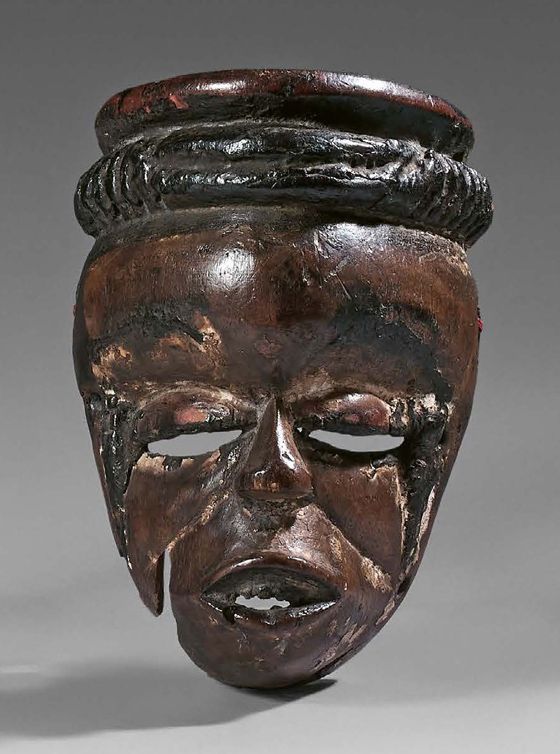 Null 奥戈尼人选出来的面具，尼日利亚。
木头上有棕色的铜锈，黑色的沥青颜料。
高度：15厘米
小面具，金字塔形的鼻子两边有狭长的眼睛，嘴巴半开在肉色的嘴唇上&hellip;