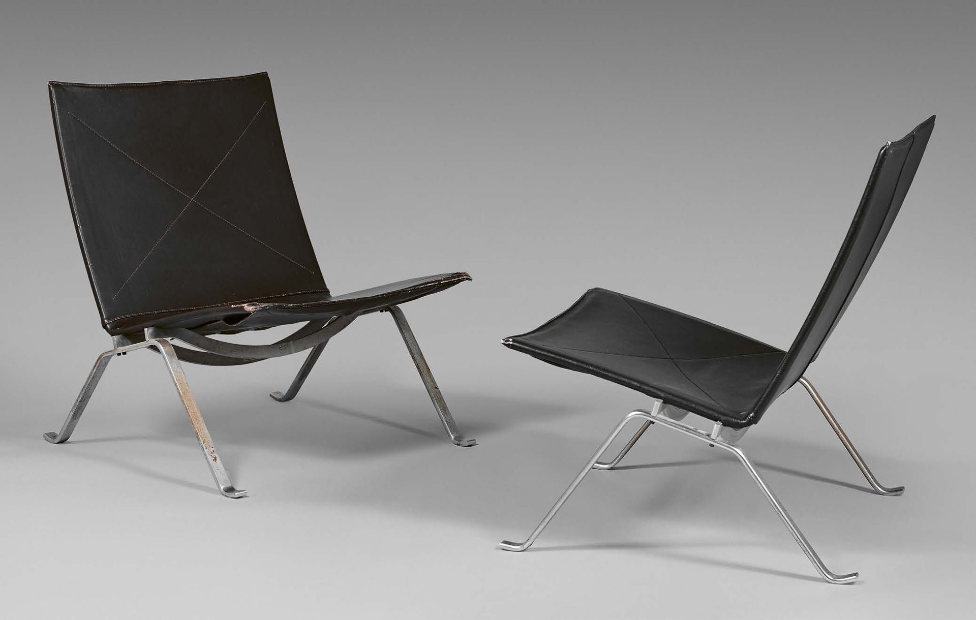 Poul KJAERHOLM (1929-1980) 
一对扶手椅，型号为 "PK22"，拉丝金属结构，黑色皮革装饰。
Fritz Hansen版。高度：71厘&hellip;