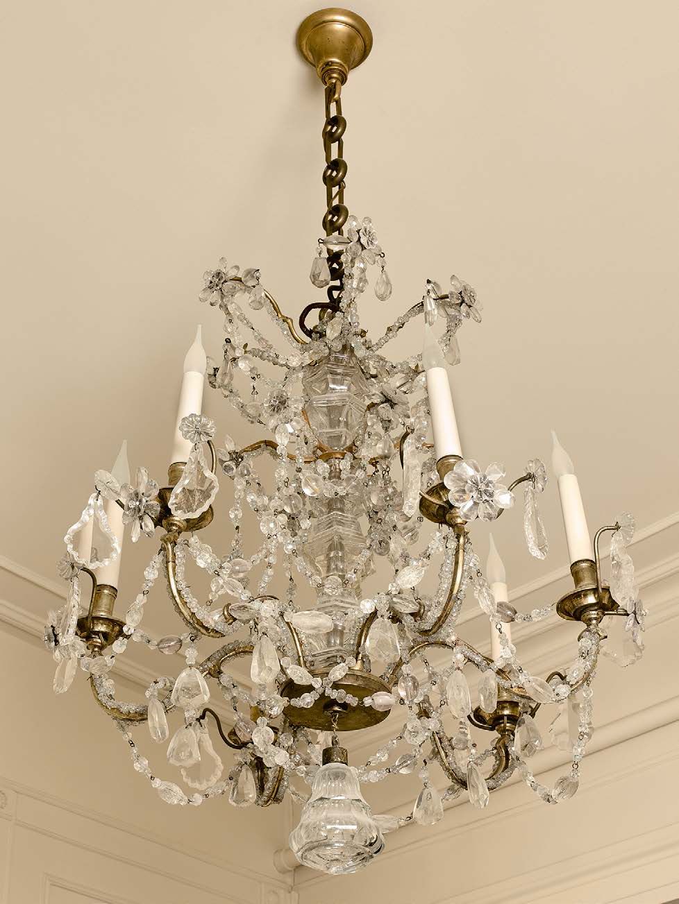 Null 青铜吊灯，有六个灯，装饰有一串切面玻璃珠和吊坠、水晶、岩石水晶和玻璃。
部分为18世纪。
高度：70厘米
直径：60厘米