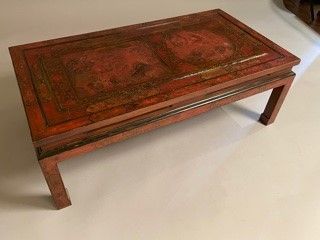 Null 具有中国装饰的茶几，桌面由红色和金色的中国漆器的旧屏风板制成。
高度：39厘米 - 长度：111厘米
深度：60厘米